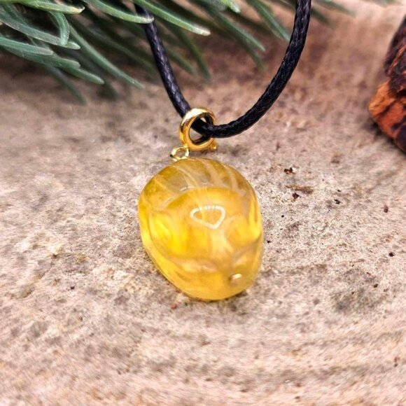 Adorable Nature Yellow Fluorite Sleeping Nine Tails Fox Pendant Necklace - Picture 7 of 10
